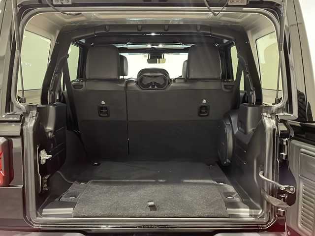 クライスラー・ジープ ジープ ラングラー アンリミテッド サハラ 新潟県 2023(令5)年 2.1万km ブラック 社外装備品/・エクストリームJ 17インチアルミホイール/・ヨコハマ ジオランダーM/Tタイヤ/・Smittybilt製ルーフラック /標準装備品/・純正ナビUconnect/8.4インチVGAタッチパネルモニター（AM/FMラジオ/フルセグ/Bluetooth/AUX/Apple CarPlay / Android Auto）/・フロント/サイド/リアカメラ/・サブウーハー付アルパイン製プレミアムスピーカー（9基）/・アダクティブクルーズコントロール（STOP機能付）/・ParkSenseフロント・リアパークアシスト　/・レザーシート/・フロントシートヒーター/・ステアリングヒーター/・ETC（DSRC）/・LEDライト（ヘッドライト、フロントフォグランプ、 テールランプ）/・115V アクセサリー電源アウトレット