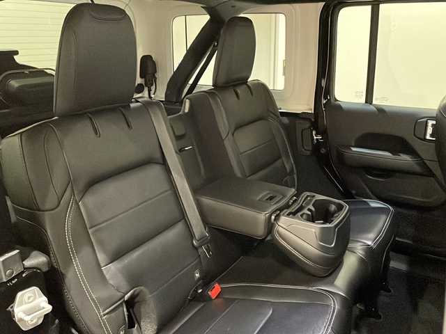 クライスラー・ジープ ジープ ラングラー アンリミテッド サハラ 新潟県 2023(令5)年 2.1万km ブラック 社外装備品/・エクストリームJ 17インチアルミホイール/・ヨコハマ ジオランダーM/Tタイヤ/・Smittybilt製ルーフラック /標準装備品/・純正ナビUconnect/8.4インチVGAタッチパネルモニター（AM/FMラジオ/フルセグ/Bluetooth/AUX/Apple CarPlay / Android Auto）/・フロント/サイド/リアカメラ/・サブウーハー付アルパイン製プレミアムスピーカー（9基）/・アダクティブクルーズコントロール（STOP機能付）/・ParkSenseフロント・リアパークアシスト　/・レザーシート/・フロントシートヒーター/・ステアリングヒーター/・ETC（DSRC）/・LEDライト（ヘッドライト、フロントフォグランプ、 テールランプ）/・115V アクセサリー電源アウトレット