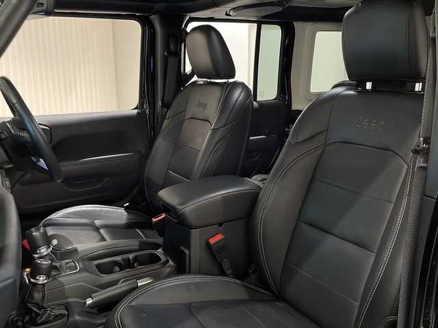 クライスラー・ジープ ジープ ラングラー アンリミテッド サハラ 新潟県 2023(令5)年 2.1万km ブラック 社外装備品/・エクストリームJ 17インチアルミホイール/・ヨコハマ ジオランダーM/Tタイヤ/・Smittybilt製ルーフラック /標準装備品/・純正ナビUconnect/8.4インチVGAタッチパネルモニター（AM/FMラジオ/フルセグ/Bluetooth/AUX/Apple CarPlay / Android Auto）/・フロント/サイド/リアカメラ/・サブウーハー付アルパイン製プレミアムスピーカー（9基）/・アダクティブクルーズコントロール（STOP機能付）/・ParkSenseフロント・リアパークアシスト　/・レザーシート/・フロントシートヒーター/・ステアリングヒーター/・ETC（DSRC）/・LEDライト（ヘッドライト、フロントフォグランプ、 テールランプ）/・115V アクセサリー電源アウトレット