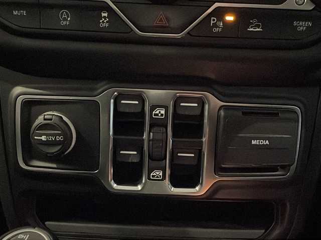 クライスラー・ジープ ジープ ラングラー アンリミテッド サハラ 新潟県 2023(令5)年 2.1万km ブラック 社外装備品/・エクストリームJ 17インチアルミホイール/・ヨコハマ ジオランダーM/Tタイヤ/・Smittybilt製ルーフラック /標準装備品/・純正ナビUconnect/8.4インチVGAタッチパネルモニター（AM/FMラジオ/フルセグ/Bluetooth/AUX/Apple CarPlay / Android Auto）/・フロント/サイド/リアカメラ/・サブウーハー付アルパイン製プレミアムスピーカー（9基）/・アダクティブクルーズコントロール（STOP機能付）/・ParkSenseフロント・リアパークアシスト　/・レザーシート/・フロントシートヒーター/・ステアリングヒーター/・ETC（DSRC）/・LEDライト（ヘッドライト、フロントフォグランプ、 テールランプ）/・115V アクセサリー電源アウトレット