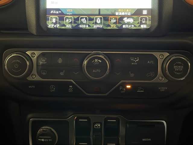 クライスラー・ジープ ジープ ラングラー アンリミテッド サハラ 新潟県 2023(令5)年 2.1万km ブラック 社外装備品/・エクストリームJ 17インチアルミホイール/・ヨコハマ ジオランダーM/Tタイヤ/・Smittybilt製ルーフラック /標準装備品/・純正ナビUconnect/8.4インチVGAタッチパネルモニター（AM/FMラジオ/フルセグ/Bluetooth/AUX/Apple CarPlay / Android Auto）/・フロント/サイド/リアカメラ/・サブウーハー付アルパイン製プレミアムスピーカー（9基）/・アダクティブクルーズコントロール（STOP機能付）/・ParkSenseフロント・リアパークアシスト　/・レザーシート/・フロントシートヒーター/・ステアリングヒーター/・ETC（DSRC）/・LEDライト（ヘッドライト、フロントフォグランプ、 テールランプ）/・115V アクセサリー電源アウトレット