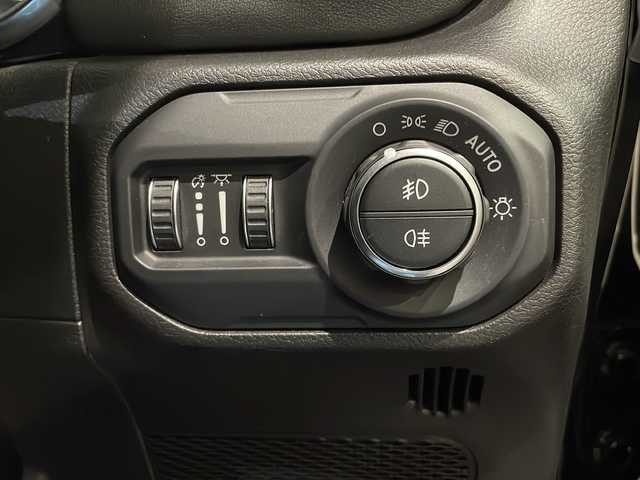 クライスラー・ジープ ジープ ラングラー アンリミテッド サハラ 新潟県 2023(令5)年 2.1万km ブラック 社外装備品/・エクストリームJ 17インチアルミホイール/・ヨコハマ ジオランダーM/Tタイヤ/・Smittybilt製ルーフラック /標準装備品/・純正ナビUconnect/8.4インチVGAタッチパネルモニター（AM/FMラジオ/フルセグ/Bluetooth/AUX/Apple CarPlay / Android Auto）/・フロント/サイド/リアカメラ/・サブウーハー付アルパイン製プレミアムスピーカー（9基）/・アダクティブクルーズコントロール（STOP機能付）/・ParkSenseフロント・リアパークアシスト　/・レザーシート/・フロントシートヒーター/・ステアリングヒーター/・ETC（DSRC）/・LEDライト（ヘッドライト、フロントフォグランプ、 テールランプ）/・115V アクセサリー電源アウトレット