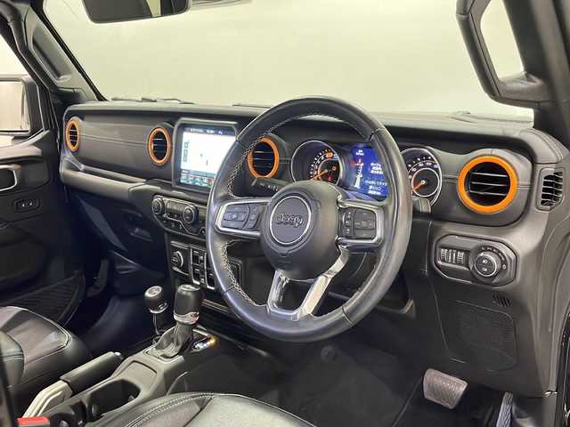 クライスラー・ジープ ジープ ラングラー アンリミテッド サハラ 新潟県 2023(令5)年 2.1万km ブラック 社外装備品/・エクストリームJ 17インチアルミホイール/・ヨコハマ ジオランダーM/Tタイヤ/・Smittybilt製ルーフラック /標準装備品/・純正ナビUconnect/8.4インチVGAタッチパネルモニター（AM/FMラジオ/フルセグ/Bluetooth/AUX/Apple CarPlay / Android Auto）/・フロント/サイド/リアカメラ/・サブウーハー付アルパイン製プレミアムスピーカー（9基）/・アダクティブクルーズコントロール（STOP機能付）/・ParkSenseフロント・リアパークアシスト　/・レザーシート/・フロントシートヒーター/・ステアリングヒーター/・ETC（DSRC）/・LEDライト（ヘッドライト、フロントフォグランプ、 テールランプ）/・115V アクセサリー電源アウトレット