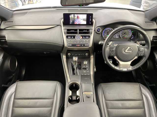 レクサス ＮＸ 300h Fスポーツ 道央・札幌 2018(平30)年 5.4万km ホワイトノーヴァガラスフレーク ・４WD／ハイブリッド/・レクサスセーフティシステム/・プリクラッシュセーフティ/・レーダークルーズコントロール/・ブラインドスポットモニター/・ムーンルーフ/純正OPエアロ/・純正ディスプレイ　ナビ/・DVD.CD.SD.Bluetooth.フルセグ/・パノラミックビューモニター/・バックカメラ /・パワーバックドア /・レーザーシート/シートヒーター/・ベンチレーション/ステアリングヒーター/・LEDライト/オートハイビーム/・パドルシフト/・スマートキーx２+カードキー/・ETC