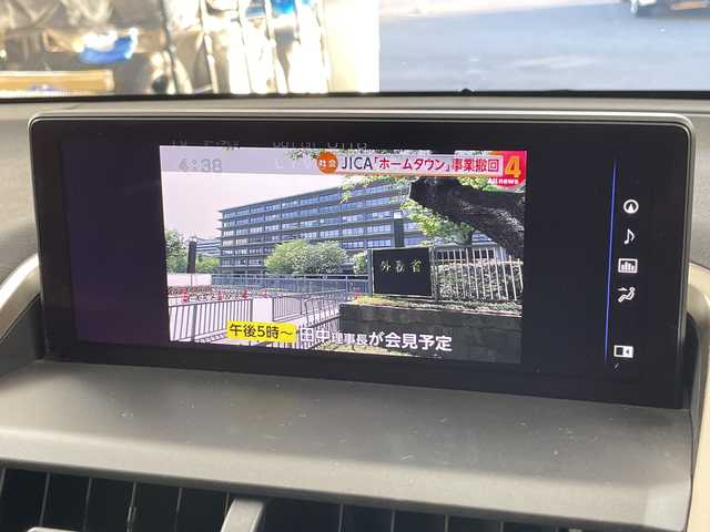 レクサス ＮＸ 300h Fスポーツ 道央・札幌 2018(平30)年 5.4万km ホワイトノーヴァガラスフレーク ・４WD／ハイブリッド/・レクサスセーフティシステム/・プリクラッシュセーフティ/・レーダークルーズコントロール/・ブラインドスポットモニター/・ムーンルーフ/純正OPエアロ/・純正ディスプレイ　ナビ/・DVD.CD.SD.Bluetooth.フルセグ/・パノラミックビューモニター/・バックカメラ /・パワーバックドア /・レーザーシート/シートヒーター/・ベンチレーション/ステアリングヒーター/・LEDライト/オートハイビーム/・パドルシフト/・スマートキーx２+カードキー/・ETC