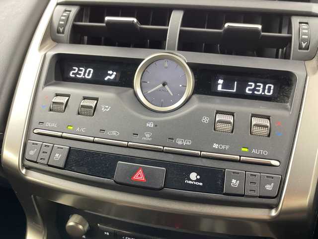 レクサス ＮＸ 300h Fスポーツ 道央・札幌 2018(平30)年 5.4万km ホワイトノーヴァガラスフレーク ・４WD／ハイブリッド/・レクサスセーフティシステム/・プリクラッシュセーフティ/・レーダークルーズコントロール/・ブラインドスポットモニター/・ムーンルーフ/純正OPエアロ/・純正ディスプレイ　ナビ/・DVD.CD.SD.Bluetooth.フルセグ/・パノラミックビューモニター/・バックカメラ /・パワーバックドア /・レーザーシート/シートヒーター/・ベンチレーション/ステアリングヒーター/・LEDライト/オートハイビーム/・パドルシフト/・スマートキーx２+カードキー/・ETC
