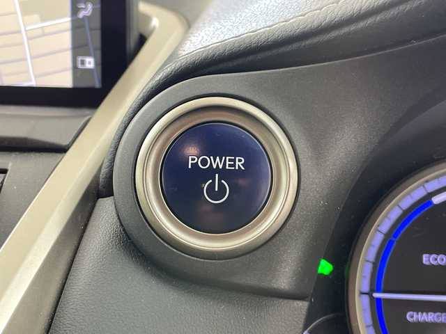 レクサス ＮＸ 300h Fスポーツ 道央・札幌 2018(平30)年 5.4万km ホワイトノーヴァガラスフレーク ・４WD／ハイブリッド/・レクサスセーフティシステム/・プリクラッシュセーフティ/・レーダークルーズコントロール/・ブラインドスポットモニター/・ムーンルーフ/純正OPエアロ/・純正ディスプレイ　ナビ/・DVD.CD.SD.Bluetooth.フルセグ/・パノラミックビューモニター/・バックカメラ /・パワーバックドア /・レーザーシート/シートヒーター/・ベンチレーション/ステアリングヒーター/・LEDライト/オートハイビーム/・パドルシフト/・スマートキーx２+カードキー/・ETC