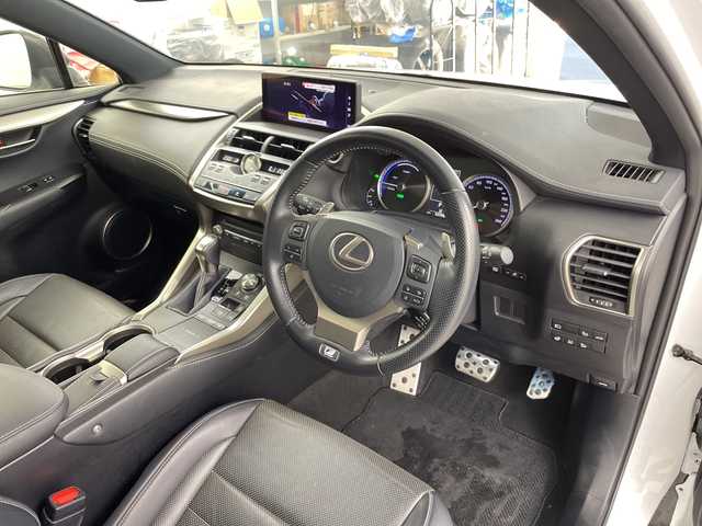 レクサス ＮＸ 300h Fスポーツ 道央・札幌 2018(平30)年 5.4万km ホワイトノーヴァガラスフレーク ・４WD／ハイブリッド/・レクサスセーフティシステム/・プリクラッシュセーフティ/・レーダークルーズコントロール/・ブラインドスポットモニター/・ムーンルーフ/純正OPエアロ/・純正ディスプレイ　ナビ/・DVD.CD.SD.Bluetooth.フルセグ/・パノラミックビューモニター/・バックカメラ /・パワーバックドア /・レーザーシート/シートヒーター/・ベンチレーション/ステアリングヒーター/・LEDライト/オートハイビーム/・パドルシフト/・スマートキーx２+カードキー/・ETC