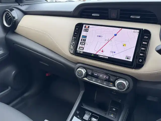 日産 キックス X ツートーンインテリアED 千葉県 2023(令5)年 1.1万km ブリリアントホワイトパール ワンオーナー/プロパイロット/純正10インチナビ/アラウンドビューモニター/AM/FM/CD/DVD/BT/フルセグTV/ナビ連動型純正前後ドライブレコーダー/ビルトインETC/ステアリングヒーター/2トーンレザーシート/シートヒーター/オートブレーキホールド/デジタルインナーミラー/純正フロアマット/純正ドアバイザー/LEDヘッドライト/スマートキー/スペアキー/保証書・取説/記録簿