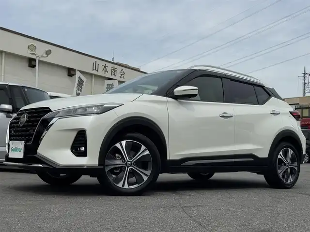 日産 キックス X ツートーンインテリアED 千葉県 2023(令5)年 1.1万km ブリリアントホワイトパール ワンオーナー/プロパイロット/純正10インチナビ/アラウンドビューモニター/AM/FM/CD/DVD/BT/フルセグTV/ナビ連動型純正前後ドライブレコーダー/ビルトインETC/ステアリングヒーター/2トーンレザーシート/シートヒーター/オートブレーキホールド/デジタルインナーミラー/純正フロアマット/純正ドアバイザー/LEDヘッドライト/スマートキー/スペアキー/保証書・取説/記録簿