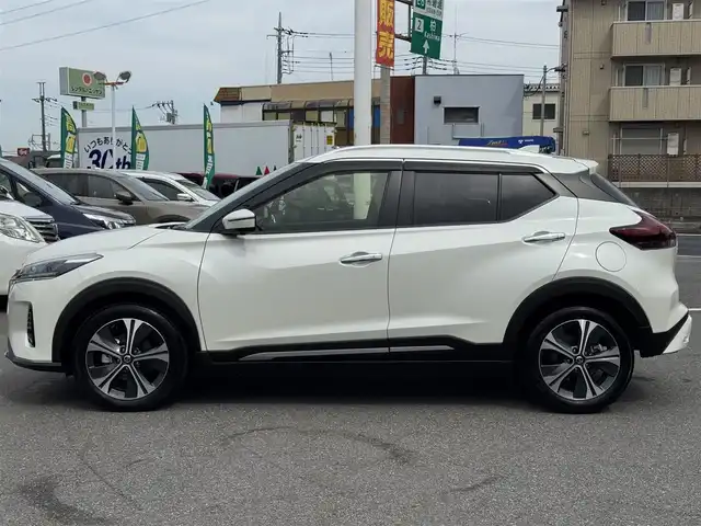 日産 キックス X ツートーンインテリアED 千葉県 2023(令5)年 1.1万km ブリリアントホワイトパール ワンオーナー/プロパイロット/純正10インチナビ/アラウンドビューモニター/AM/FM/CD/DVD/BT/フルセグTV/ナビ連動型純正前後ドライブレコーダー/ビルトインETC/ステアリングヒーター/2トーンレザーシート/シートヒーター/オートブレーキホールド/デジタルインナーミラー/純正フロアマット/純正ドアバイザー/LEDヘッドライト/スマートキー/スペアキー/保証書・取説/記録簿
