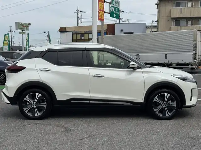日産 キックス X ツートーンインテリアED 千葉県 2023(令5)年 1.1万km ブリリアントホワイトパール ワンオーナー/プロパイロット/純正10インチナビ/アラウンドビューモニター/AM/FM/CD/DVD/BT/フルセグTV/ナビ連動型純正前後ドライブレコーダー/ビルトインETC/ステアリングヒーター/2トーンレザーシート/シートヒーター/オートブレーキホールド/デジタルインナーミラー/純正フロアマット/純正ドアバイザー/LEDヘッドライト/スマートキー/スペアキー/保証書・取説/記録簿