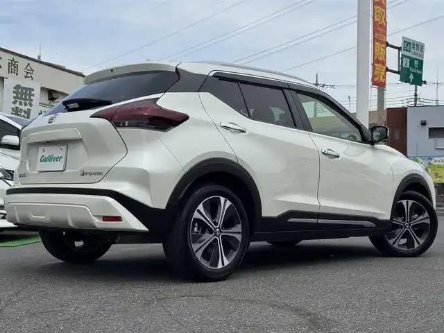 日産 キックス X ツートーンインテリアED 千葉県 2023(令5)年 1.1万km ブリリアントホワイトパール ワンオーナー/プロパイロット/純正10インチナビ/アラウンドビューモニター/AM/FM/CD/DVD/BT/フルセグTV/ナビ連動型純正前後ドライブレコーダー/ビルトインETC/ステアリングヒーター/2トーンレザーシート/シートヒーター/オートブレーキホールド/デジタルインナーミラー/純正フロアマット/純正ドアバイザー/LEDヘッドライト/スマートキー/スペアキー/保証書・取説/記録簿