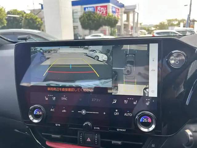 レクサス ＮＸ 450h+ Fスポーツ 東京都 2023(令5)年 0.8万km グラファイトブラックガラスフレーク 純正ナビ/・Bluetooth/TV/USB/Lexus Safety System ＋/・レーンディパーチャーアラート/・レーントレーシングアシスト/・レーダークルーズコントロール/・ロードサインアシスト/・発進遅れ告知機能/・ドライバー異常時対応システム/・プロアクティブドライビングアシスト/横滑り防止装置/盗難防止装置/ブラインドスポットモニター/サンルーフ/パノラミックビューモニター/ドライブレコーダー/デジタルインナーミラー/TRD製フロントスポイラー/TRD製サイドスカート/TRD製リヤディフューザー/TRD製メンバーブレース/パワーシート/シートヒーター/ベンチレーション/オートライトシステム/オートマチックハイビーム/おくだけ充電/スペアキー1本/カードキー1枚/ETC/取扱説明書/保証書