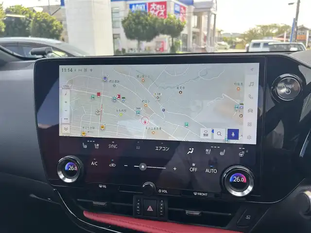 レクサス ＮＸ 450h+ Fスポーツ 東京都 2023(令5)年 0.8万km グラファイトブラックガラスフレーク 純正ナビ/・Bluetooth/TV/USB/Lexus Safety System ＋/・レーンディパーチャーアラート/・レーントレーシングアシスト/・レーダークルーズコントロール/・ロードサインアシスト/・発進遅れ告知機能/・ドライバー異常時対応システム/・プロアクティブドライビングアシスト/横滑り防止装置/盗難防止装置/ブラインドスポットモニター/サンルーフ/パノラミックビューモニター/ドライブレコーダー/デジタルインナーミラー/TRD製フロントスポイラー/TRD製サイドスカート/TRD製リヤディフューザー/TRD製メンバーブレース/パワーシート/シートヒーター/ベンチレーション/オートライトシステム/オートマチックハイビーム/おくだけ充電/スペアキー1本/カードキー1枚/ETC/取扱説明書/保証書