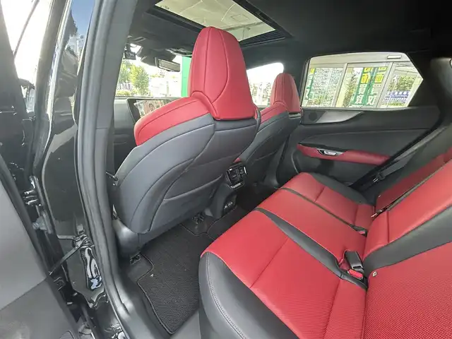 レクサス ＮＸ 450h+ Fスポーツ 東京都 2023(令5)年 0.8万km グラファイトブラックガラスフレーク 純正ナビ/・Bluetooth/TV/USB/Lexus Safety System ＋/・レーンディパーチャーアラート/・レーントレーシングアシスト/・レーダークルーズコントロール/・ロードサインアシスト/・発進遅れ告知機能/・ドライバー異常時対応システム/・プロアクティブドライビングアシスト/横滑り防止装置/盗難防止装置/ブラインドスポットモニター/サンルーフ/パノラミックビューモニター/ドライブレコーダー/デジタルインナーミラー/TRD製フロントスポイラー/TRD製サイドスカート/TRD製リヤディフューザー/TRD製メンバーブレース/パワーシート/シートヒーター/ベンチレーション/オートライトシステム/オートマチックハイビーム/おくだけ充電/スペアキー1本/カードキー1枚/ETC/取扱説明書/保証書