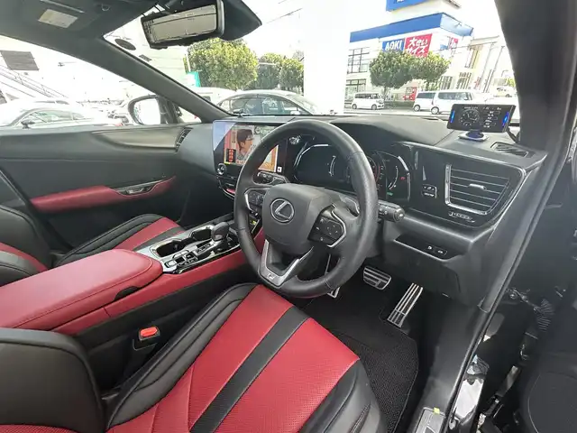 レクサス ＮＸ 450h+ Fスポーツ 東京都 2023(令5)年 0.8万km グラファイトブラックガラスフレーク 純正ナビ/・Bluetooth/TV/USB/Lexus Safety System ＋/・レーンディパーチャーアラート/・レーントレーシングアシスト/・レーダークルーズコントロール/・ロードサインアシスト/・発進遅れ告知機能/・ドライバー異常時対応システム/・プロアクティブドライビングアシスト/横滑り防止装置/盗難防止装置/ブラインドスポットモニター/サンルーフ/パノラミックビューモニター/ドライブレコーダー/デジタルインナーミラー/TRD製フロントスポイラー/TRD製サイドスカート/TRD製リヤディフューザー/TRD製メンバーブレース/パワーシート/シートヒーター/ベンチレーション/オートライトシステム/オートマチックハイビーム/おくだけ充電/スペアキー1本/カードキー1枚/ETC/取扱説明書/保証書