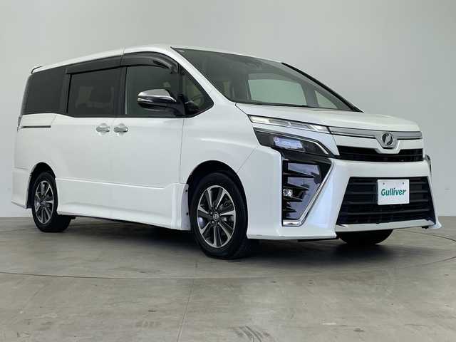 トヨタ ヴォクシー ZS 煌 鹿児島県 2019(平31)年 7.5万km ホワイトパールクリスタルシャイン 純正ナビ　/’フルセグ/Bluetooth/CD/DVD/AM/FM)　/フリップダウンモニター　/バックカメラ　/ドライブレコーダー　/クルーズコントロール　/オートハイビーム　/オートライト　/両側パワースライドドア　/レーンキープアシスト　/ＥＴＣ　/ＵＳＢ入力端子/プッシュスタートボタン/スマートキー