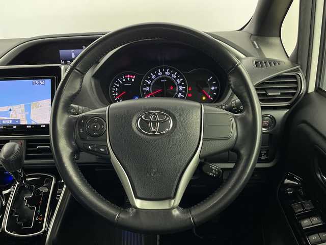 トヨタ ヴォクシー ZS 煌 鹿児島県 2019(平31)年 7.5万km ホワイトパールクリスタルシャイン 純正ナビ　/’フルセグ/Bluetooth/CD/DVD/AM/FM)　/フリップダウンモニター　/バックカメラ　/ドライブレコーダー　/クルーズコントロール　/オートハイビーム　/オートライト　/両側パワースライドドア　/レーンキープアシスト　/ＥＴＣ　/ＵＳＢ入力端子/プッシュスタートボタン/スマートキー