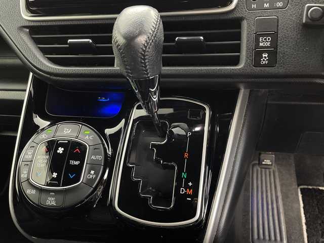 トヨタ ヴォクシー ZS 煌 鹿児島県 2019(平31)年 7.5万km ホワイトパールクリスタルシャイン 純正ナビ　/’フルセグ/Bluetooth/CD/DVD/AM/FM)　/フリップダウンモニター　/バックカメラ　/ドライブレコーダー　/クルーズコントロール　/オートハイビーム　/オートライト　/両側パワースライドドア　/レーンキープアシスト　/ＥＴＣ　/ＵＳＢ入力端子/プッシュスタートボタン/スマートキー