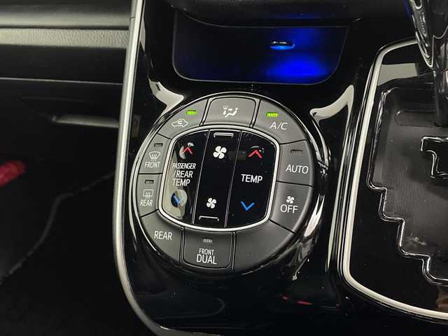 トヨタ ヴォクシー ZS 煌 鹿児島県 2019(平31)年 7.5万km ホワイトパールクリスタルシャイン 純正ナビ　/’フルセグ/Bluetooth/CD/DVD/AM/FM)　/フリップダウンモニター　/バックカメラ　/ドライブレコーダー　/クルーズコントロール　/オートハイビーム　/オートライト　/両側パワースライドドア　/レーンキープアシスト　/ＥＴＣ　/ＵＳＢ入力端子/プッシュスタートボタン/スマートキー