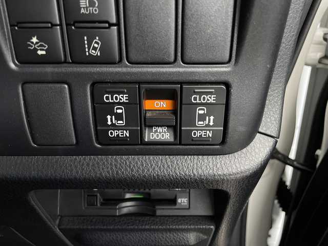 トヨタ ヴォクシー ZS 煌 鹿児島県 2019(平31)年 7.5万km ホワイトパールクリスタルシャイン 純正ナビ　/’フルセグ/Bluetooth/CD/DVD/AM/FM)　/フリップダウンモニター　/バックカメラ　/ドライブレコーダー　/クルーズコントロール　/オートハイビーム　/オートライト　/両側パワースライドドア　/レーンキープアシスト　/ＥＴＣ　/ＵＳＢ入力端子/プッシュスタートボタン/スマートキー