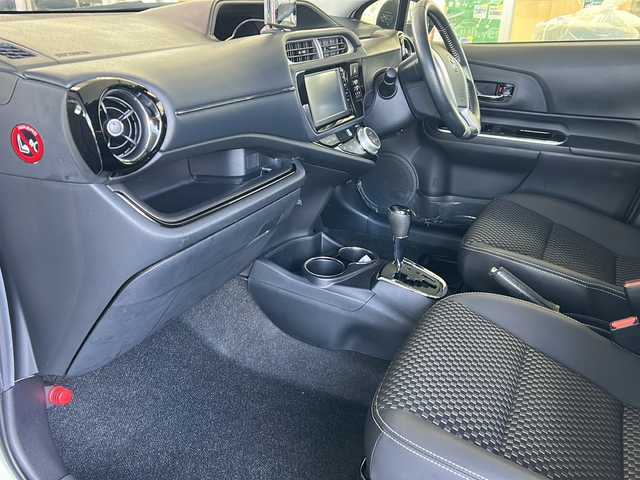 トヨタ アクア X－URBAN 岐阜県 2015(平27)年 11.2万km ライムホワイトパールクリスタルシャイン 純正メモリーナビTV/ETC/ハーフレザーシート/衝突軽減ブレーキ/スマートキー