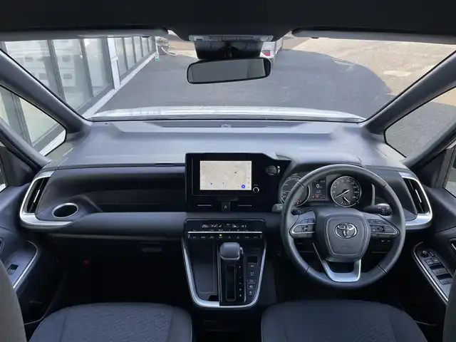 トヨタ ヴォクシー ハイブリッド S－G 道央・札幌 2025(令7)年 1.3万km ホワイトパールクリスタルシャイン ４WD/寒冷地仕様/純正ディスプレイオーディオ（ナビ付）/AM/FM/BT/トヨタセーフティセンス/プリクラッシュセーフティ/横滑り防止装置/レーダークルーズコントロール/レーンキープアシスト/クリアランスソナー/プロアクティブドライビングアシスト/パーキングサポートブレーキ/ロードサインアシスト/バックカメラ/ビルトインETC2.0/EVMODE/DRIVEMODE切替/ワイパーデアイサー/片側パワースライドドア/革巻きステアリング/ステアリングリモコン/プッシュスタート/スマートキー/LEDヘッドライト/オートライト/オートハイビーム/ヘッドライトレベライザー/電動格納ミラー/ウィンカーミラー/フロアマット/レンタカー登録