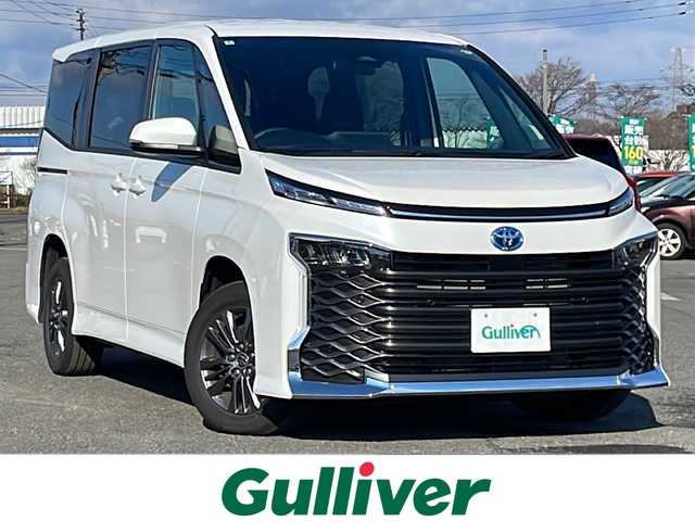 トヨタ ヴォクシー ハイブリッド S－G 道央・札幌 2025(令7)年 1.3万km ホワイトパールクリスタルシャイン ４WD/寒冷地仕様/純正ディスプレイオーディオ（ナビ付）/AM/FM/BT/トヨタセーフティセンス/プリクラッシュセーフティ/横滑り防止装置/レーダークルーズコントロール/レーンキープアシスト/クリアランスソナー/プロアクティブドライビングアシスト/パーキングサポートブレーキ/ロードサインアシスト/バックカメラ/ビルトインETC2.0/EVMODE/DRIVEMODE切替/ワイパーデアイサー/片側パワースライドドア/革巻きステアリング/ステアリングリモコン/プッシュスタート/スマートキー/LEDヘッドライト/オートライト/オートハイビーム/ヘッドライトレベライザー/電動格納ミラー/ウィンカーミラー/フロアマット/レンタカー登録