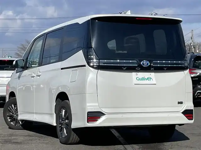 トヨタ ヴォクシー ハイブリッド S－G 道央・札幌 2025(令7)年 1.3万km ホワイトパールクリスタルシャイン ４WD/寒冷地仕様/純正ディスプレイオーディオ（ナビ付）/AM/FM/BT/トヨタセーフティセンス/プリクラッシュセーフティ/横滑り防止装置/レーダークルーズコントロール/レーンキープアシスト/クリアランスソナー/プロアクティブドライビングアシスト/パーキングサポートブレーキ/ロードサインアシスト/バックカメラ/ビルトインETC2.0/EVMODE/DRIVEMODE切替/ワイパーデアイサー/片側パワースライドドア/革巻きステアリング/ステアリングリモコン/プッシュスタート/スマートキー/LEDヘッドライト/オートライト/オートハイビーム/ヘッドライトレベライザー/電動格納ミラー/ウィンカーミラー/フロアマット/レンタカー登録