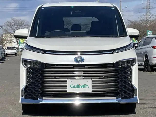 トヨタ ヴォクシー ハイブリッド S－G 道央・札幌 2025(令7)年 1.3万km ホワイトパールクリスタルシャイン ４WD/寒冷地仕様/純正ディスプレイオーディオ（ナビ付）/AM/FM/BT/トヨタセーフティセンス/プリクラッシュセーフティ/横滑り防止装置/レーダークルーズコントロール/レーンキープアシスト/クリアランスソナー/プロアクティブドライビングアシスト/パーキングサポートブレーキ/ロードサインアシスト/バックカメラ/ビルトインETC2.0/EVMODE/DRIVEMODE切替/ワイパーデアイサー/片側パワースライドドア/革巻きステアリング/ステアリングリモコン/プッシュスタート/スマートキー/LEDヘッドライト/オートライト/オートハイビーム/ヘッドライトレベライザー/電動格納ミラー/ウィンカーミラー/フロアマット/レンタカー登録