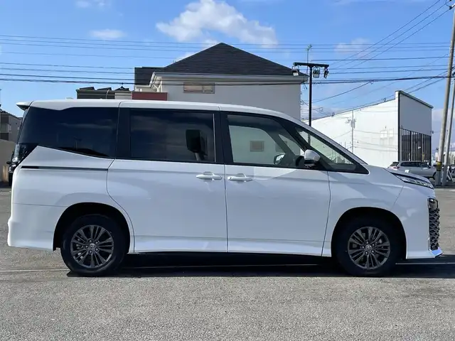 トヨタ ヴォクシー ハイブリッド S－G 道央・札幌 2025(令7)年 1.3万km ホワイトパールクリスタルシャイン ４WD/寒冷地仕様/純正ディスプレイオーディオ（ナビ付）/AM/FM/BT/トヨタセーフティセンス/プリクラッシュセーフティ/横滑り防止装置/レーダークルーズコントロール/レーンキープアシスト/クリアランスソナー/プロアクティブドライビングアシスト/パーキングサポートブレーキ/ロードサインアシスト/バックカメラ/ビルトインETC2.0/EVMODE/DRIVEMODE切替/ワイパーデアイサー/片側パワースライドドア/革巻きステアリング/ステアリングリモコン/プッシュスタート/スマートキー/LEDヘッドライト/オートライト/オートハイビーム/ヘッドライトレベライザー/電動格納ミラー/ウィンカーミラー/フロアマット/レンタカー登録