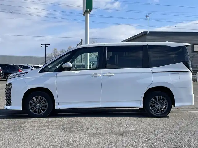 トヨタ ヴォクシー ハイブリッド S－G 道央・札幌 2025(令7)年 1.3万km ホワイトパールクリスタルシャイン ４WD/寒冷地仕様/純正ディスプレイオーディオ（ナビ付）/AM/FM/BT/トヨタセーフティセンス/プリクラッシュセーフティ/横滑り防止装置/レーダークルーズコントロール/レーンキープアシスト/クリアランスソナー/プロアクティブドライビングアシスト/パーキングサポートブレーキ/ロードサインアシスト/バックカメラ/ビルトインETC2.0/EVMODE/DRIVEMODE切替/ワイパーデアイサー/片側パワースライドドア/革巻きステアリング/ステアリングリモコン/プッシュスタート/スマートキー/LEDヘッドライト/オートライト/オートハイビーム/ヘッドライトレベライザー/電動格納ミラー/ウィンカーミラー/フロアマット/レンタカー登録