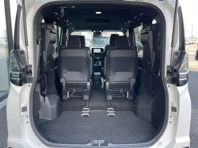 トヨタ ヴォクシー ハイブリッド S－G 道央・札幌 2025(令7)年 1.3万km ホワイトパールクリスタルシャイン ４WD/寒冷地仕様/純正ディスプレイオーディオ（ナビ付）/AM/FM/BT/トヨタセーフティセンス/プリクラッシュセーフティ/横滑り防止装置/レーダークルーズコントロール/レーンキープアシスト/クリアランスソナー/プロアクティブドライビングアシスト/パーキングサポートブレーキ/ロードサインアシスト/バックカメラ/ビルトインETC2.0/EVMODE/DRIVEMODE切替/ワイパーデアイサー/片側パワースライドドア/革巻きステアリング/ステアリングリモコン/プッシュスタート/スマートキー/LEDヘッドライト/オートライト/オートハイビーム/ヘッドライトレベライザー/電動格納ミラー/ウィンカーミラー/フロアマット/レンタカー登録