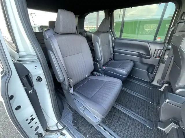 トヨタ ヴォクシー ハイブリッド S－G 道央・札幌 2025(令7)年 1.3万km ホワイトパールクリスタルシャイン ４WD/寒冷地仕様/純正ディスプレイオーディオ（ナビ付）/AM/FM/BT/トヨタセーフティセンス/プリクラッシュセーフティ/横滑り防止装置/レーダークルーズコントロール/レーンキープアシスト/クリアランスソナー/プロアクティブドライビングアシスト/パーキングサポートブレーキ/ロードサインアシスト/バックカメラ/ビルトインETC2.0/EVMODE/DRIVEMODE切替/ワイパーデアイサー/片側パワースライドドア/革巻きステアリング/ステアリングリモコン/プッシュスタート/スマートキー/LEDヘッドライト/オートライト/オートハイビーム/ヘッドライトレベライザー/電動格納ミラー/ウィンカーミラー/フロアマット/レンタカー登録