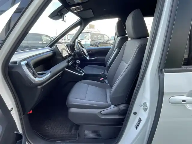 トヨタ ヴォクシー ハイブリッド S－G 道央・札幌 2025(令7)年 1.3万km ホワイトパールクリスタルシャイン ４WD/寒冷地仕様/純正ディスプレイオーディオ（ナビ付）/AM/FM/BT/トヨタセーフティセンス/プリクラッシュセーフティ/横滑り防止装置/レーダークルーズコントロール/レーンキープアシスト/クリアランスソナー/プロアクティブドライビングアシスト/パーキングサポートブレーキ/ロードサインアシスト/バックカメラ/ビルトインETC2.0/EVMODE/DRIVEMODE切替/ワイパーデアイサー/片側パワースライドドア/革巻きステアリング/ステアリングリモコン/プッシュスタート/スマートキー/LEDヘッドライト/オートライト/オートハイビーム/ヘッドライトレベライザー/電動格納ミラー/ウィンカーミラー/フロアマット/レンタカー登録