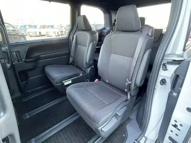 トヨタ ヴォクシー ハイブリッド S－G 道央・札幌 2025(令7)年 1.3万km ホワイトパールクリスタルシャイン ４WD/寒冷地仕様/純正ディスプレイオーディオ（ナビ付）/AM/FM/BT/トヨタセーフティセンス/プリクラッシュセーフティ/横滑り防止装置/レーダークルーズコントロール/レーンキープアシスト/クリアランスソナー/プロアクティブドライビングアシスト/パーキングサポートブレーキ/ロードサインアシスト/バックカメラ/ビルトインETC2.0/EVMODE/DRIVEMODE切替/ワイパーデアイサー/片側パワースライドドア/革巻きステアリング/ステアリングリモコン/プッシュスタート/スマートキー/LEDヘッドライト/オートライト/オートハイビーム/ヘッドライトレベライザー/電動格納ミラー/ウィンカーミラー/フロアマット/レンタカー登録