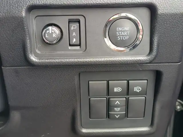 トヨタ ランドクルーザー プラド TX Lパッケージ マットブラED 東京都 2023(令5)年 1.8万km ブラック ワンオーナー/サンルーフ/ルーフレール/ヒッチメンバー/Toyota Safety Sense/・プリクラッシュセーフティ/・レーントレーシングアシスト/・レーンディパーチャーアラート/・先行車発進告知機能/・オートマチックハイビーム/・レーダークルーズコントロール/・クリアランスソナー/・ロードサインアシスト/プッシュスタート/MTモード付きAT/純正ナビ/フルセグTV/フロント＆バックカメラ/ETC2.0/前後ドライブレコーダー/レザーシート/パワーシート/シートヒーター/ベンチレーション/３列目電動格納シート/LEDヘッドライト/ドアバイザー/18インチ純正アルミホイール/スマートキー