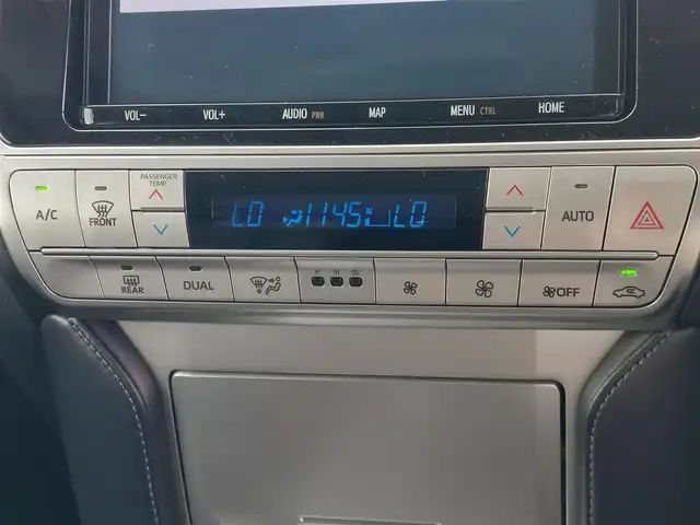 トヨタ ランドクルーザー プラド TX Lパッケージ マットブラED 東京都 2023(令5)年 1.8万km ブラック ワンオーナー/サンルーフ/ルーフレール/ヒッチメンバー/Toyota Safety Sense/・プリクラッシュセーフティ/・レーントレーシングアシスト/・レーンディパーチャーアラート/・先行車発進告知機能/・オートマチックハイビーム/・レーダークルーズコントロール/・クリアランスソナー/・ロードサインアシスト/プッシュスタート/MTモード付きAT/純正ナビ/フルセグTV/フロント＆バックカメラ/ETC2.0/前後ドライブレコーダー/レザーシート/パワーシート/シートヒーター/ベンチレーション/３列目電動格納シート/LEDヘッドライト/ドアバイザー/18インチ純正アルミホイール/スマートキー