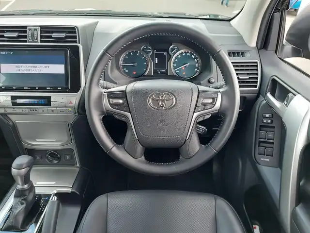トヨタ ランドクルーザー プラド TX Lパッケージ マットブラED 東京都 2023(令5)年 1.8万km ブラック ワンオーナー/サンルーフ/ルーフレール/ヒッチメンバー/Toyota Safety Sense/・プリクラッシュセーフティ/・レーントレーシングアシスト/・レーンディパーチャーアラート/・先行車発進告知機能/・オートマチックハイビーム/・レーダークルーズコントロール/・クリアランスソナー/・ロードサインアシスト/プッシュスタート/MTモード付きAT/純正ナビ/フルセグTV/フロント＆バックカメラ/ETC2.0/前後ドライブレコーダー/レザーシート/パワーシート/シートヒーター/ベンチレーション/３列目電動格納シート/LEDヘッドライト/ドアバイザー/18インチ純正アルミホイール/スマートキー