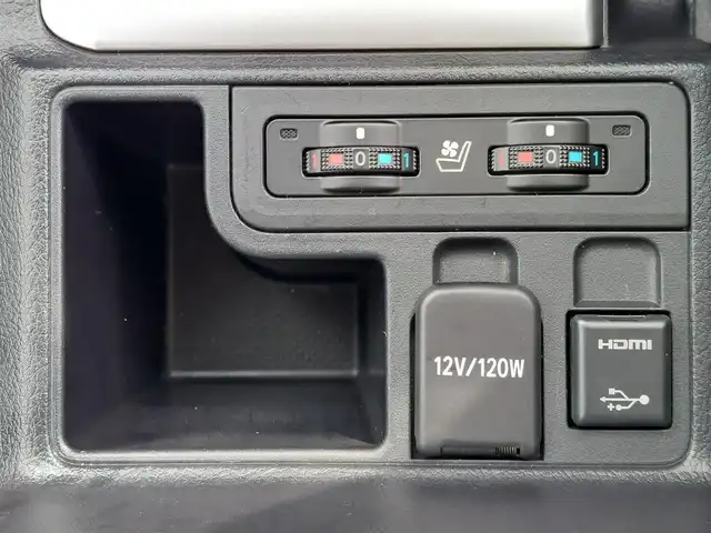 トヨタ ランドクルーザー プラド TX Lパッケージ マットブラED 東京都 2023(令5)年 1.8万km ブラック ワンオーナー/サンルーフ/ルーフレール/ヒッチメンバー/Toyota Safety Sense/・プリクラッシュセーフティ/・レーントレーシングアシスト/・レーンディパーチャーアラート/・先行車発進告知機能/・オートマチックハイビーム/・レーダークルーズコントロール/・クリアランスソナー/・ロードサインアシスト/プッシュスタート/MTモード付きAT/純正ナビ/フルセグTV/フロント＆バックカメラ/ETC2.0/前後ドライブレコーダー/レザーシート/パワーシート/シートヒーター/ベンチレーション/３列目電動格納シート/LEDヘッドライト/ドアバイザー/18インチ純正アルミホイール/スマートキー