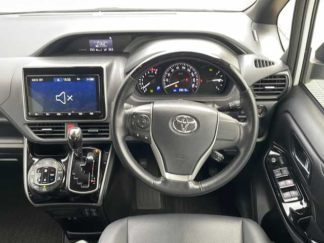 トヨタ エスクァイア Gi 神奈川県 2019(平31)年 2.9万km ホワイトパールクリスタルシャイン ワンオーナー/純正ナビ（CD/DVD/AM/FM/SD/BT/フルセグTV）/バックカメラ/クルーズコントロール/ETC2.0/両側パワースライドドア/革シート/D/N席シートヒーター/クリアランスソナー/レーンキープアシスト/プリクラッシュ/横滑り防止装置/盗難防止システム/純正フロアマット/オートライト/オートハイビーム/スペアキー×１/保証書/取扱説明書