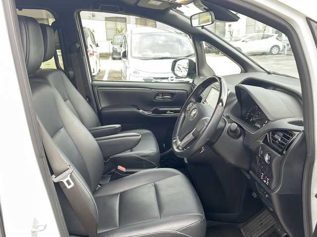 トヨタ エスクァイア Gi 神奈川県 2019(平31)年 2.9万km ホワイトパールクリスタルシャイン ワンオーナー/純正ナビ（CD/DVD/AM/FM/SD/BT/フルセグTV）/バックカメラ/クルーズコントロール/ETC2.0/両側パワースライドドア/革シート/D/N席シートヒーター/クリアランスソナー/レーンキープアシスト/プリクラッシュ/横滑り防止装置/盗難防止システム/純正フロアマット/オートライト/オートハイビーム/スペアキー×１/保証書/取扱説明書