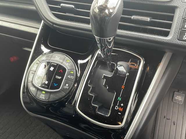 トヨタ エスクァイア Gi 神奈川県 2019(平31)年 2.9万km ホワイトパールクリスタルシャイン ワンオーナー/純正ナビ（CD/DVD/AM/FM/SD/BT/フルセグTV）/バックカメラ/クルーズコントロール/ETC2.0/両側パワースライドドア/革シート/D/N席シートヒーター/クリアランスソナー/レーンキープアシスト/プリクラッシュ/横滑り防止装置/盗難防止システム/純正フロアマット/オートライト/オートハイビーム/スペアキー×１/保証書/取扱説明書