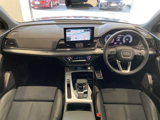 アウディ アウディ Ｑ５ 40TDIクワトロ Sライン 熊本県 2024(令6)年 1.1万km デイトナグレーパールエフェクト ・スマートキー/・プッシュスタート/・ハイビームアシスト/・パーキングエイド/・リアクロストラフィックアシスト/・接近警告/・トラフィックジャムアシスト/・Audiプレセンス/・サイドアシスト/・Audiアクティブレーンアシスト/・疲労運転警告/・クルーズコントロール(追従式)/・ハーフレザーシート/・前席パワーシート/・全席シートヒーター/・ハンドルヒーター/・純正メモリナビ/　【Bluetooth・USB・AppleCarPlay・AndroidAuto】/・フルセグTV/・全方位カメラ/・ETC2.0/・ドライブレコーダー(前後録画)/・パワーバックドア/・LEDヘッドランプ/・純正マット