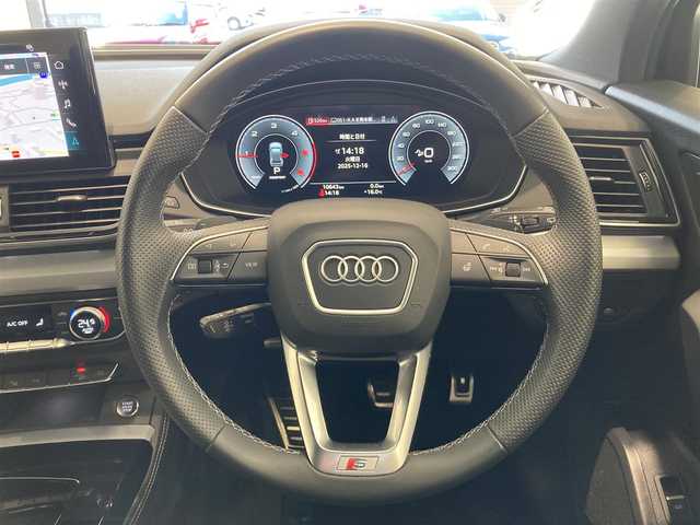アウディ アウディ Ｑ５ 40TDIクワトロ Sライン 熊本県 2024(令6)年 1.1万km デイトナグレーパールエフェクト ・スマートキー/・プッシュスタート/・ハイビームアシスト/・パーキングエイド/・リアクロストラフィックアシスト/・接近警告/・トラフィックジャムアシスト/・Audiプレセンス/・サイドアシスト/・Audiアクティブレーンアシスト/・疲労運転警告/・クルーズコントロール(追従式)/・ハーフレザーシート/・前席パワーシート/・全席シートヒーター/・ハンドルヒーター/・純正メモリナビ/　【Bluetooth・USB・AppleCarPlay・AndroidAuto】/・フルセグTV/・全方位カメラ/・ETC2.0/・ドライブレコーダー(前後録画)/・パワーバックドア/・LEDヘッドランプ/・純正マット