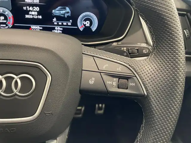 アウディ アウディ Ｑ５ 40TDIクワトロ Sライン 熊本県 2024(令6)年 1.1万km デイトナグレーパールエフェクト ・スマートキー/・プッシュスタート/・ハイビームアシスト/・パーキングエイド/・リアクロストラフィックアシスト/・接近警告/・トラフィックジャムアシスト/・Audiプレセンス/・サイドアシスト/・Audiアクティブレーンアシスト/・疲労運転警告/・クルーズコントロール(追従式)/・ハーフレザーシート/・前席パワーシート/・全席シートヒーター/・ハンドルヒーター/・純正メモリナビ/　【Bluetooth・USB・AppleCarPlay・AndroidAuto】/・フルセグTV/・全方位カメラ/・ETC2.0/・ドライブレコーダー(前後録画)/・パワーバックドア/・LEDヘッドランプ/・純正マット