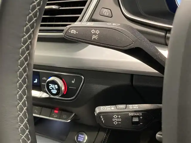 アウディ アウディ Ｑ５ 40TDIクワトロ Sライン 熊本県 2024(令6)年 1.1万km デイトナグレーパールエフェクト ・スマートキー/・プッシュスタート/・ハイビームアシスト/・パーキングエイド/・リアクロストラフィックアシスト/・接近警告/・トラフィックジャムアシスト/・Audiプレセンス/・サイドアシスト/・Audiアクティブレーンアシスト/・疲労運転警告/・クルーズコントロール(追従式)/・ハーフレザーシート/・前席パワーシート/・全席シートヒーター/・ハンドルヒーター/・純正メモリナビ/　【Bluetooth・USB・AppleCarPlay・AndroidAuto】/・フルセグTV/・全方位カメラ/・ETC2.0/・ドライブレコーダー(前後録画)/・パワーバックドア/・LEDヘッドランプ/・純正マット