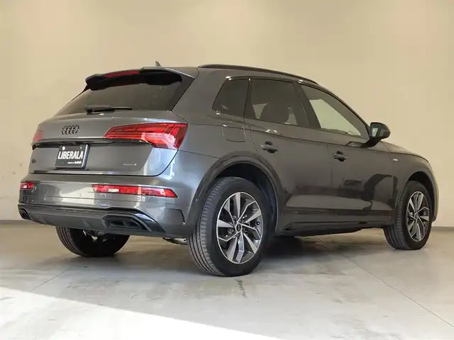 アウディ アウディ Ｑ５ 40TDIクワトロ Sライン 熊本県 2024(令6)年 1.1万km デイトナグレーパールエフェクト ・スマートキー/・プッシュスタート/・ハイビームアシスト/・パーキングエイド/・リアクロストラフィックアシスト/・接近警告/・トラフィックジャムアシスト/・Audiプレセンス/・サイドアシスト/・Audiアクティブレーンアシスト/・疲労運転警告/・クルーズコントロール(追従式)/・ハーフレザーシート/・前席パワーシート/・全席シートヒーター/・ハンドルヒーター/・純正メモリナビ/　【Bluetooth・USB・AppleCarPlay・AndroidAuto】/・フルセグTV/・全方位カメラ/・ETC2.0/・ドライブレコーダー(前後録画)/・パワーバックドア/・LEDヘッドランプ/・純正マット