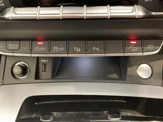 アウディ アウディ Ｑ５ 40TDIクワトロ Sライン 熊本県 2024(令6)年 1.1万km デイトナグレーパールエフェクト ・スマートキー/・プッシュスタート/・ハイビームアシスト/・パーキングエイド/・リアクロストラフィックアシスト/・接近警告/・トラフィックジャムアシスト/・Audiプレセンス/・サイドアシスト/・Audiアクティブレーンアシスト/・疲労運転警告/・クルーズコントロール(追従式)/・ハーフレザーシート/・前席パワーシート/・全席シートヒーター/・ハンドルヒーター/・純正メモリナビ/　【Bluetooth・USB・AppleCarPlay・AndroidAuto】/・フルセグTV/・全方位カメラ/・ETC2.0/・ドライブレコーダー(前後録画)/・パワーバックドア/・LEDヘッドランプ/・純正マット